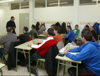 Un grup d'entrenadors de futbol assistents a un curs de formació EUDALD PICAS