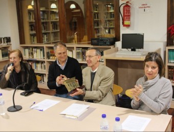 Acte de donació del fons bibliogràfic del professor Jordán Galduf. EL PUNT AVUI