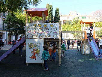Nombrosos infants es van apropar a la plaça Martí Royo per estrenar les instal·lacions del parc d'oci infantil INFOCAMP