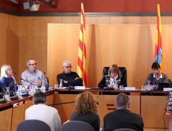 Una imatge del ple d'ahir de Castelló d'Empúries en el que es va adoptarl'aprovació inicial dels pressupostos per l'any 2016 QUIM PUIG