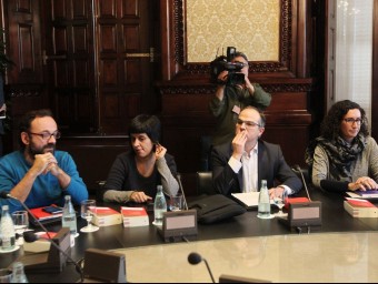 Anna Gabriel (CUP) i Jordi Turull (JxSí) en la junta de portaveus, ahir al Parlament. EFE