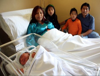 L'Erik Gael, amb els seus pares i els seus germans, a l'Hospital de Figueres ACN