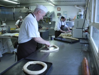 L'obrador de la pastisseria Miró de Castellterçol en plena preparació dels tortells d'enguany ACN