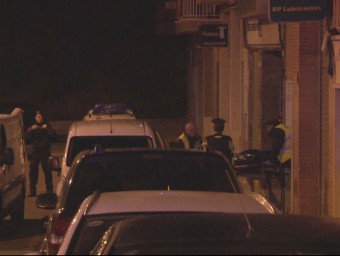 Els Mossos retirant un dels cadàvers del pis del Roc Blanc dilluns a la nit ACN
