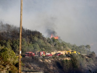 Treballs d'extinció de l'incendi, ahir ROGER SEGURA / ACN