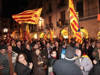 La plaça del Vi de Girona, ahir, plena d'estelades dels manifestants. A la dreta, la coordinadora de l'ANC de Girona Marta de Puig mentre llegia el manifest JOAN SABATER