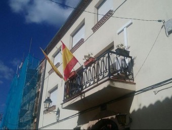 La bandera espanyola retornada a l'Ajuntament de Querol amb l'alcalde Miguel Uroz EPN