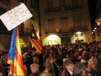 Un miler de persones es van manifestar ahir a la plaça del Vi de Girona per celebrar l'acord assolit i que Puigdemont sigui el nou president de la Generalitat DANI VILÀ