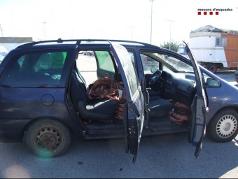 Imatge facilitada per la policia del cotxe on viatjaven els cinc detinguts, amb el coure comissat a l'interior MOSSOS D'ESQUADRA