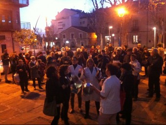 Els manifestants, ahir a la tarda, a la plaça de l'Ajuntament mentre els alcaldes estaven reunits. E.F