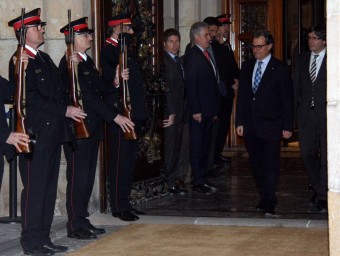 El president de la Generalitat sortint, Artur Mas, i el seu substitut, CarlesPuigdemont, diumenge a la sortida del Parlament ACN