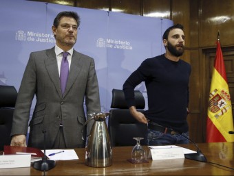 El ministre Catalá, al costat de l'humorista Dani Rovira en un acte sobre el maltractament animal EFE