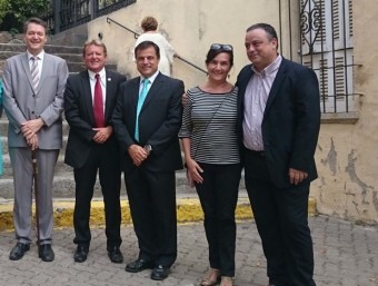 A l'esquerra, l'alcalde Joaquim Arnó amb el president del Consell Comarcal, Miquel Àngel Martínez, Joan Baró, Rosa Pou i Miquel González AJ.CALDES D'ESTRAC