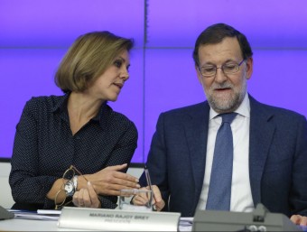 Rajoy, parlant amb Cospedal abans de la seva intervenció EFE