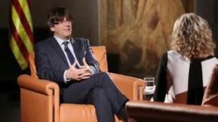 El nou president de la Generalitat, Carles Puigdemont, en un moment de l'entrevista d'ahir amb Mònica Terribas Jordi Bedmar