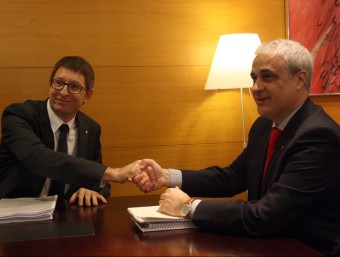 El nou conseller de Justícia, Carles Mundó, i el predecessor, Germà Gordó, es donen les mans ACN