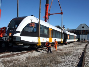 Un dels nous trens que ha adquirit FGC en la seva arribada ahir a l'estació de Vilanoveta de Lleida on es van presentar ACN