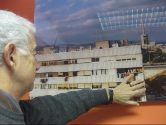 Josep Maria Monferrer mostra la foto d'un bloc de la Mina, en una imatge d'arxiu. J.G.N