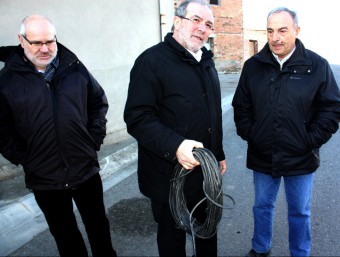 Joan Reñé , al centre, sosté un rotllo de cable deixat pels lladres en el darrer robatori a Fondarella ORIOL BOSCH / ACN