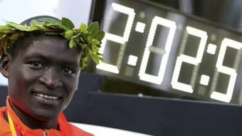 Kimetto , al costat del seu rècord mundial en marató, aconseguit a Berlín el 2014 REUTERS