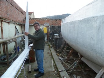 Josep Soto, en Pepe, al pati de casa seva, muntant una part del pal que ha d'aguantar la vela principal del catamarà. J.C