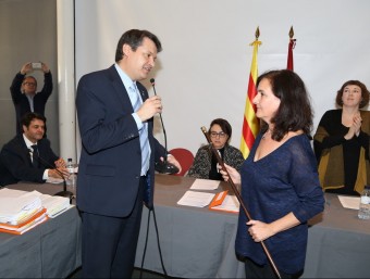La republicana Rosa Pou va ser nomenada ahir primera alcaldessa de Caldes d'Estrac després que prosperés la moció de censura contra Joaquim Arnó (CiU) ANDREU PUIG