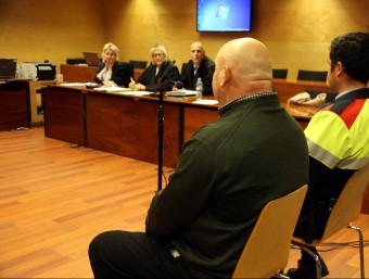 Antonio Alcaraz , ahir durant el judici. De fons, la fiscal Sandra Fagil –a l'esquerra–, i els advocats de l'acusació particularAnna Tomàs i Samuel Garcia-Quintas MARINA LÓPEZ / ACN