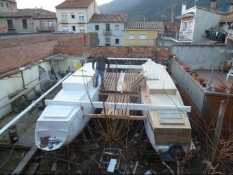 Josep Soto està construint tot sol el catamarà al petit jardí de casa seva i hi està aplicant moltes hores de feina. J.C