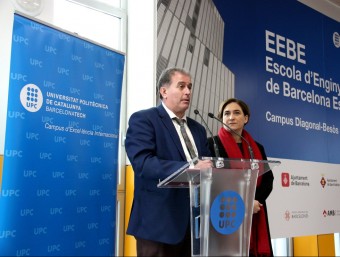 Els alcaldes de Sant Adrià i Barcelona durant la visita al nou campus del Besòs. ACN