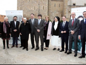 Tots els impulsors del projecte '#Invulnerables' amb el president de la Generalitat, Carles Puigdemont ACN