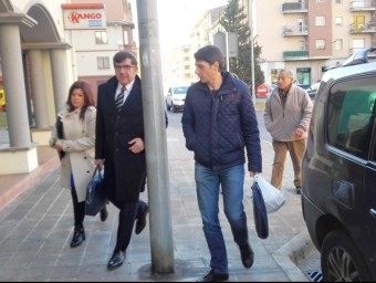 Els col·leccionistes d'armes amb els lletrats Carles Monguilod i Gabriela Barrios. TURA SOLER