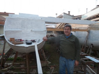 Josep Soto, amb el catamarà que està construint tot sol al jardí de casa seva, al centre de Castellfollit. J.C