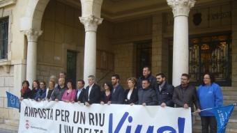 L'alcalde i els regidors del govern i l'oposició, amb una representant de la PDE. L.M