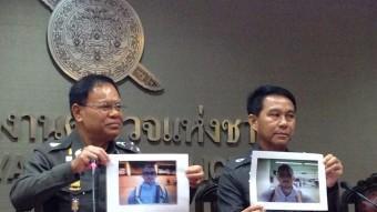 La policia tailandesa amb les fotos dels sospitosos , a qui busquen com a pressumptes autors del crim EFE