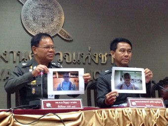 La policia tailandesa amb les fotos dels sospitosos , a qui busquen com a pressumptes autors del crim EFE