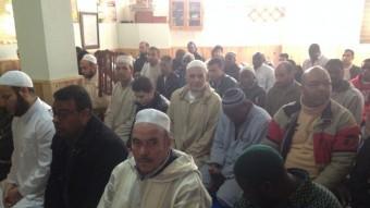 Els membres de la comunitat islàmica d'Arenys de Munt omplen els divendres la sala d'oracions que hi ha dins la mesquita E. FERRAN