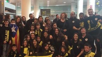 L'equip del Palau va ser rebut per molts seguidors a l'arribada a l'aeroport del Prat
