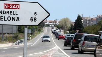 Una filera de cotxes a la N-340, al seu pas per les comarques de Tarragona ACN