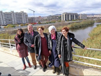 Les alcaldesses i l'alcalde de l'eix Besós, al costat del riu a Sant Adrià de Besòs. J.RAMOS