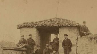 Alsius, tercer per l'esquerra, en una foto a la dècada de 1880 en què també surten Hostench i Boschmonar. ARXIU COMARCAL PDE / FONS HOSTENCH