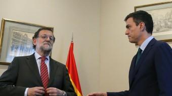 El líder del PSOE, Pedro Sánchez, estén la mà al president del govern espanyol, Mariano Rajoy, davant l'aparent indiferència d'aquest EFE