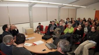 Imatge de la reunió que l'ajuntament i la plataforma opositora a la macrogranja van organitzar ahir vespre. JOAN SABATER