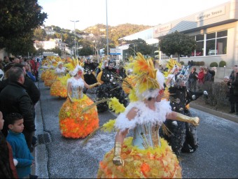 Una de les comparses, ahir a la tarda a la gran rua de Carnaval de Tossa J. MELÈNDEZ