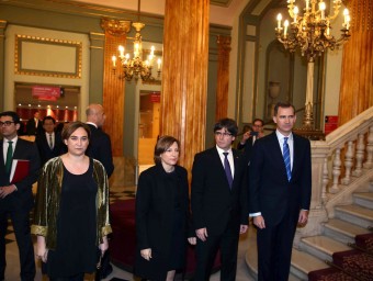 L'alcaldessa de Barcelona, Ada Colau, la presidenta del Parlament, Carme Forcadell, el president del govern, Carles Puigdemont, i el rei Felip VI, aquest diumenge al Gran Teatre del Liceu de Barcelona EFE