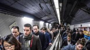 Ciutadans ahir al metro de Barcelona alguns amb la credencial del congrés de mòbils penjda del coll, sortint d'una andana JOSEP LOSADA