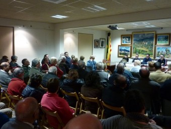 La sala de plens de l'ajuntament de Tortellà durant la reunió d'ahir al vespre, plena de gom a gom. R. E