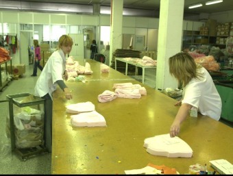 Una imatge d'arxiu de dues operaries traballant en una empresa tèxtil de Mataró QUIM PUIG