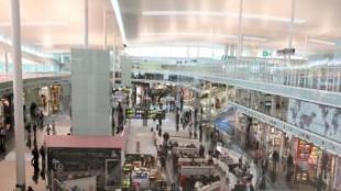 Vista de la zona comercial de la Terminal 1 de l'aeroport de Barcelona-El Prat JUDIT FERNÁNDEZ / ARXIU