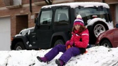 Una nena baixant de cul per la neu a Tàrrega ACN
