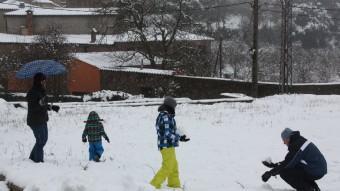 Una família amb dos nens juga a la neu a Prades ACN